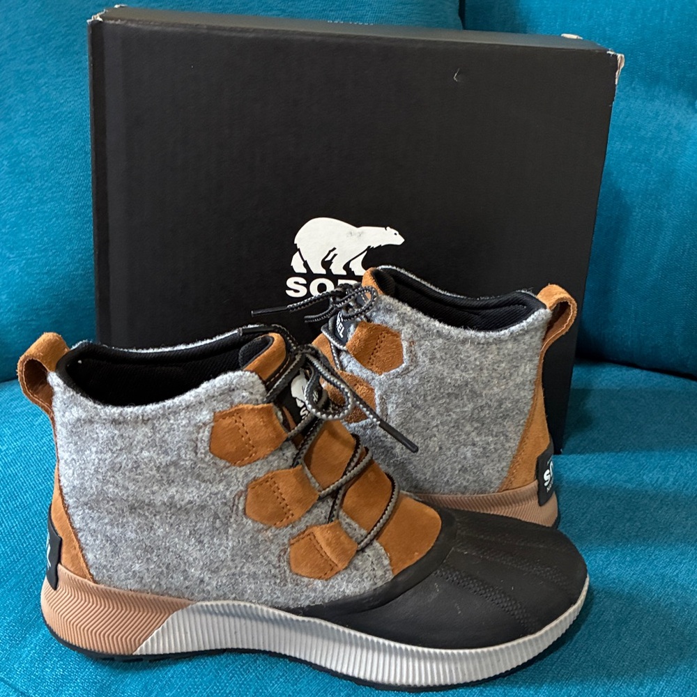 Sorel Black and Tan Lace-Up Boots - Picture 8 of 12